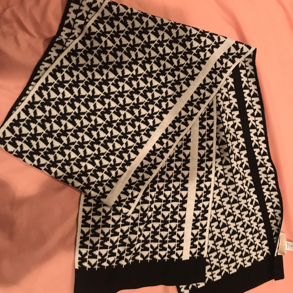 Michael kors black and white letter scarf